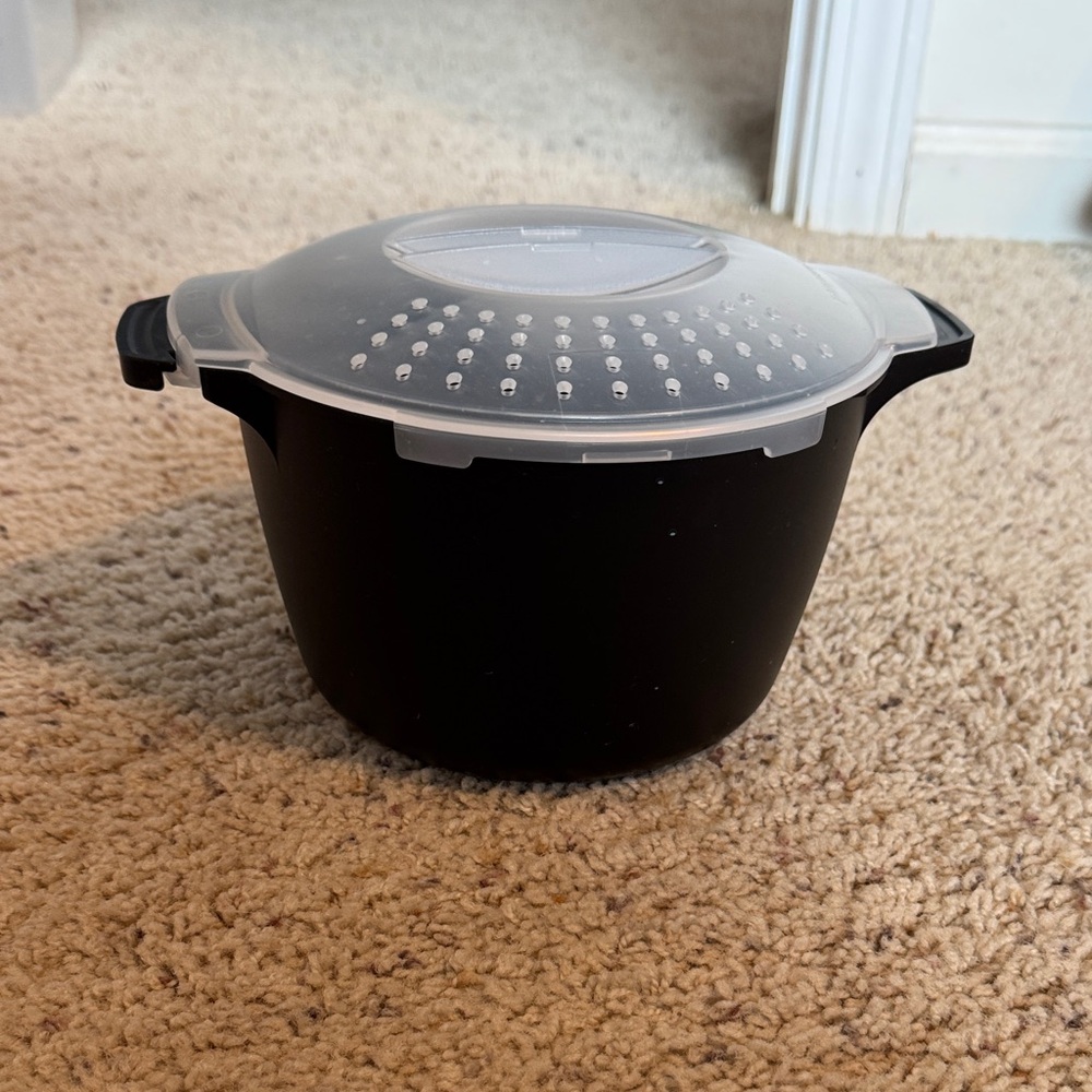 Pampered Chef Black Microwave Cooker with Clear Lid